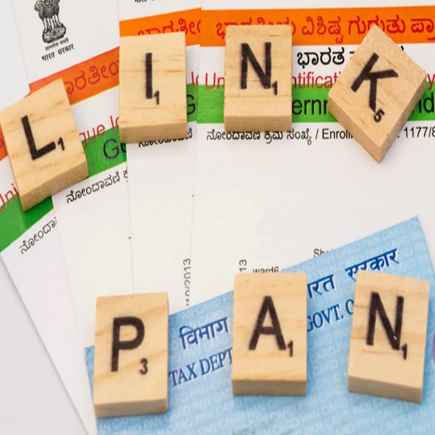 কিন্তু এই সময় পেরিয়ে গেলে PAN নিষ্ক্রিয় হয়ে যাবে বলে সতর্ক করেছে আয়কর দফতর। এর আগেও এই সংযুক্তির সময়সীমা বাড়িয়েছে আয়কর দফতর। এর আগে ৩১ মার্চ ২০২২ ছিল PAN-আধার সংযুক্তির শেষ তারিখ। সেই দিনের মধ্যে মধ্যে যাঁরা এই সংযুক্তি করাতে পারেননি তাঁদের ৫০০ টাকা ফি দিতে হচ্ছে। সেসময় ১ জুলাই ২০২২ পর্যন্ত সময় দেওয়া হয়েছিল। তারপরও সংযুক্তি যাঁরা করাননি তাঁদের ১০০০ টাকা দেওয়ার কথা। এবার আরও একদফা সময় বাড়িয়েছে সরকার। কোনও নিয়ম পরিবর্তন হল কি না দেখে নেওয়া যাক এক নজরে—