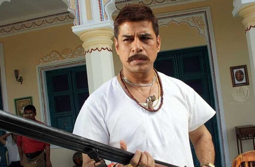  তবে, ছবি সুপারহিট হয়েছে মুক্তির পরে, অথচ সেখানে অভিনয় করার প্রস্তাব ফিরিয়ে দিয়েছেন, এমন উদাহরণও প্রচুর আছে সুদেশের জীবনে। জানা যায়, যশ চোপড়া ডর ছবিতে শাহরুখ খান অভিনীত চরিত্রটিতে প্রথমে সুদেশকে নিতে চেয়েছিলেন। সুদেশ সেই প্রস্তাব ফিরিয়ে দেওয়ায় তা শাহরুখ খানের কাছে যায়। এর পর আর পিছনে ফিরে তাকাতে হয়নি শাহরুখকে, যশ রাজ ফিল্মসের সঙ্গেও তাঁর আত্মীয়তার সম্পর্ক গড়ে ওঠে।