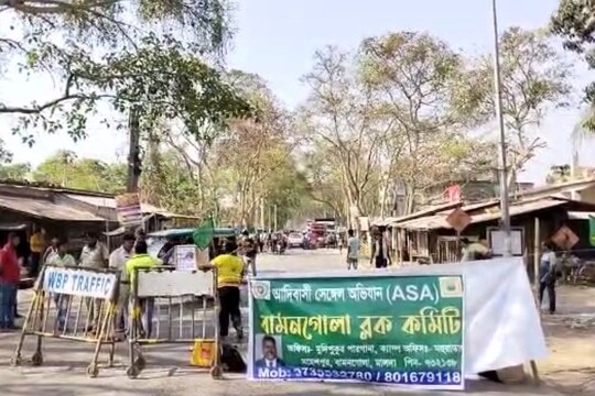চলছে রাস্তা অবরোধ