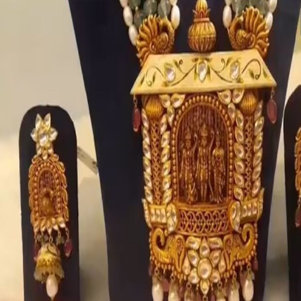 সামগ্রিকভাবে, রাশিয়া-ইউক্রেন যুদ্ধের আগে গত বছরের বেশিরভাগ সময় হলুদ ধাতুর দাম সাধ্যের মধ্যেই ছিল। কিন্তু তারপর থেকে পরিস্থিতি বদলায়। ২০২২ সালের ফেব্রুয়ারি থেকে, ভূ-রাজনৈতিক উত্তেজনা, বিশ্বব্যাপী মূল্যস্ফীতি বৃদ্ধি এবং সরবরাহ-শৃঙ্খল বিঘ্নিত হওয়ার সঙ্গে সঙ্গে বিশ্বব্যাপী আর্থিক প্রবৃদ্ধিও মন্থর হয়ে পড়ে। সোনার দামও হু হু করে বাড়তে থাকে। মার্কিন ডলারের বিপরীতে রুপির অবমূল্যায়নও অভ্যন্তরীণ দামকে কিছুটা বাড়িয়ে দিয়েছে।