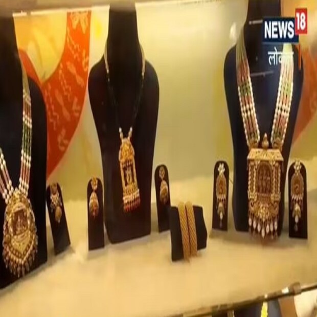 কেডিয়া অ্যাডভাইজরির ডিরেক্টর অজয় কেডিয়ার মতে, সোনার দাম আরও বাড়তে পারে। ফেড থেকে ইঙ্গিত পাওয়া গিয়েছে যে নীতিগত হারে আর কোনও বৃদ্ধি হবে না। যার কারণে ডলারের সূচকে পতন হচ্ছে। আন্তর্জাতিক বাজারে ডলারের সূচক ১০১ থেকে নেমে এসেছে। অজয়ের মতে, আগামীদিনে যদি এই উত্থান অব্যাহত থাকে, তাহলে অক্ষয় তৃতীয়া উপলক্ষে সোনার দাম প্রতি ১০ গ্রাম ৬২,০০০ টাকা ছাড়িয়ে যেতে পারে।