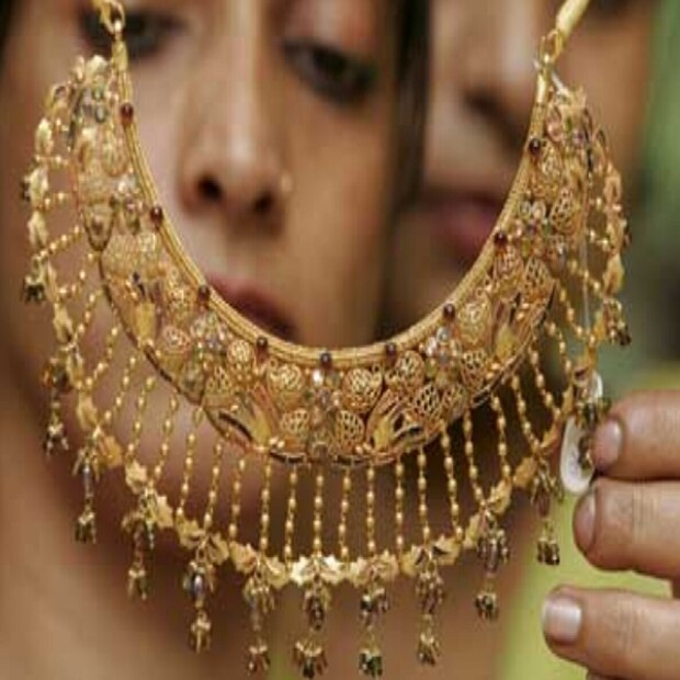 মহিলাদের পাশাপাশি পুরুষদের জন্যও আলাদা নিয়ম করা হয়েছে। জানা গেছে, পুরুষরা নিজের কাছে ১০০ গ্রাম সোনা রাখতে পারেন। এই পরিমাণ সোনা বৈধ হিসেবে গণ্য হবে। কিন্তু এর বেশি সোনা পেলে তাঁর বিরুদ্ধে ব্যবস্থা নিতে পারে আয়কর বিভাগ, বিশেষ করে ১০০ গ্রামের বেশি সোনা রাখার কোনও জুতসই জবাব যদি না থাকে। আর যদি কেউ ১০০ গ্রামের বেশি সোনা রাখেন এবং সেই সোনা রাখার যথাযথ কারণ এবং প্রমাণ থাকে তাহলে আয়কর বিভাগ তাঁর বিরুদ্ধে কোনও ব্যবস্থা নেবে না।