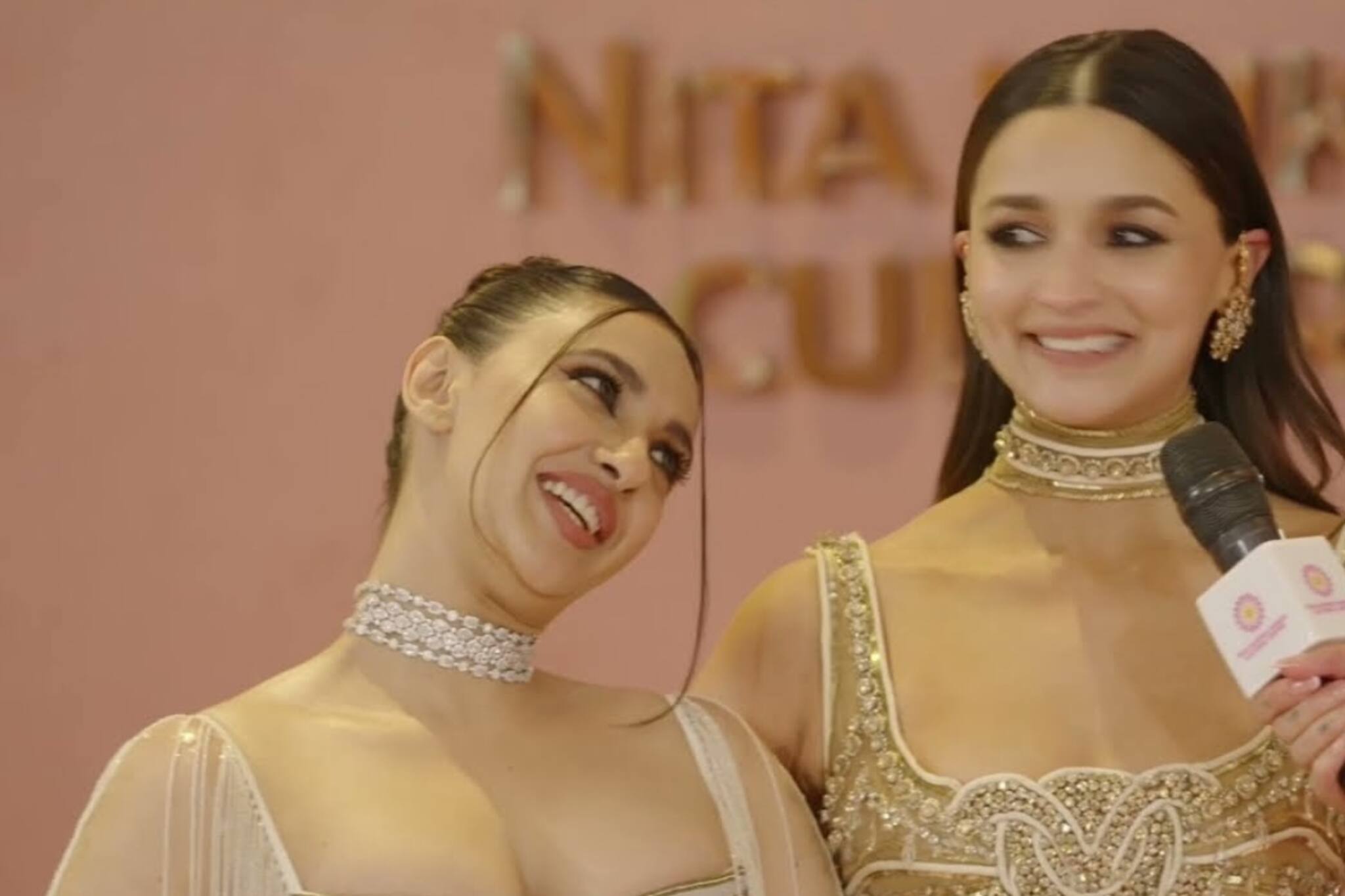 NMACC-র রেড কার্পেটে প্রিয় বান্ধবীর সঙ্গে আলিয়া ভাট, দেখুন তাঁর সাজের ভিডিও