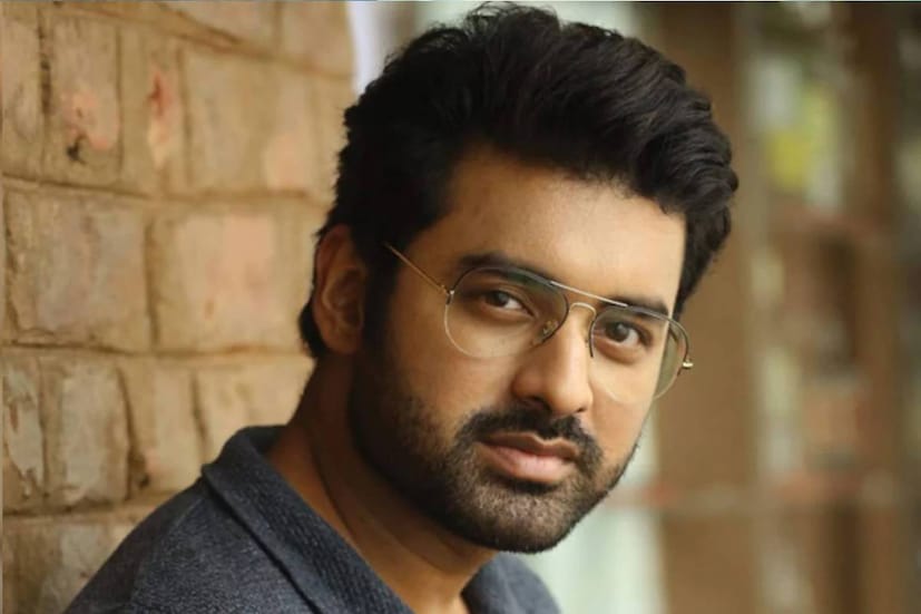 অভিনেতার ছোটবেলার এই ছবি দেখে অনেকেই চিনতে পেরেছেন আবার অনেকেই পারেননি৷ ছবির ক্যাপশনে লিখেছেন- তখনও সরল ছিলাম৷ আজও সরল৷ মুহূর্তের মধ্যে অঙ্কুশের এই নেটদুনিয়ায় ভাইরাল হয়েছে৷ লাইক ও কমেন্টে  ভরিয়ে দিয়েছেন নেটিজেনরা৷ 