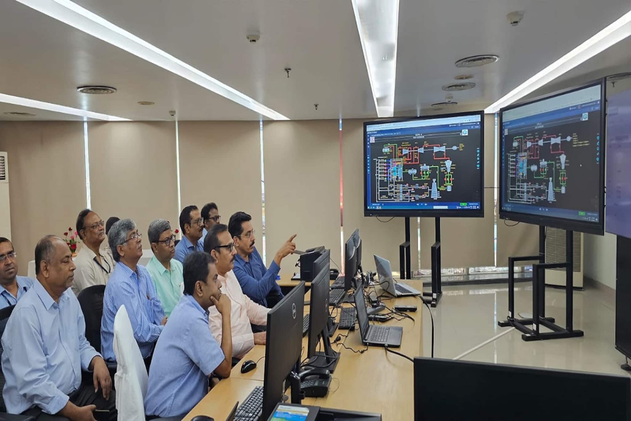 তাপপ্রবাহের সঙ্গে পাল্লা দিয়ে বাড়ছে বিদ্যুতের চাহিদা! বিভ্রাট রুখতে সতর্কতা