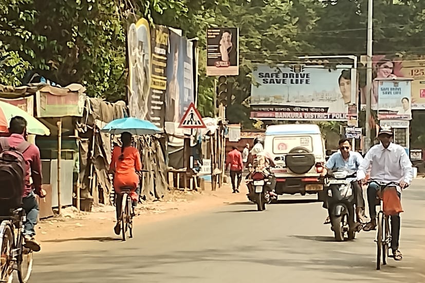 তবে আজ, শনিবার ভোরবেলা থেকেই আকাশ বিক্ষিপ্ত ভাবে মেঘলা থাকবে বলে জানা যাচ্ছে। বেলার দিকে ঝড়ের সম্ভাবনাও তৈরি হয়েছে। এদিন সর্বোচ্চ তাপমাত্রা ৪১ ডিগ্রি সেলসিয়াস। (Reporte: Nilanjan Banerjee)