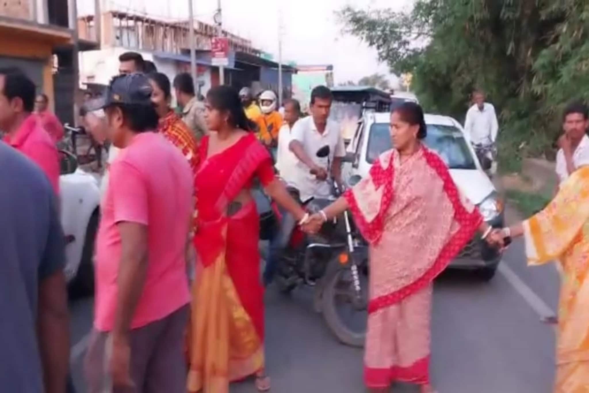 মদের দোকান হলেই বেশি করে নেশা করবে ছেলেরা! আশঙ্কায় এই কাণ্ড ঘটালেন মহিলারা