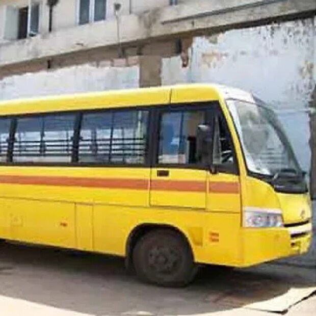 সড়ক বা বাড়ি নির্মানের জন্য ব্যবহৃত বড় বড় ক্রেন বা বুলডোজার গাড়িগুলিতেও একই কারণে হলুদ রঙ করা হয়। পথ দুর্ঘটনা ঘটে চলমান বস্তু দেরিতে দেখার কারণে। তাই বিপদের হাত থেকে বাঁচতে এবং দুর্ঘটনার প্রবণতা কমাতে স্কুল বাসে হলুদ রঙ করা হয়।