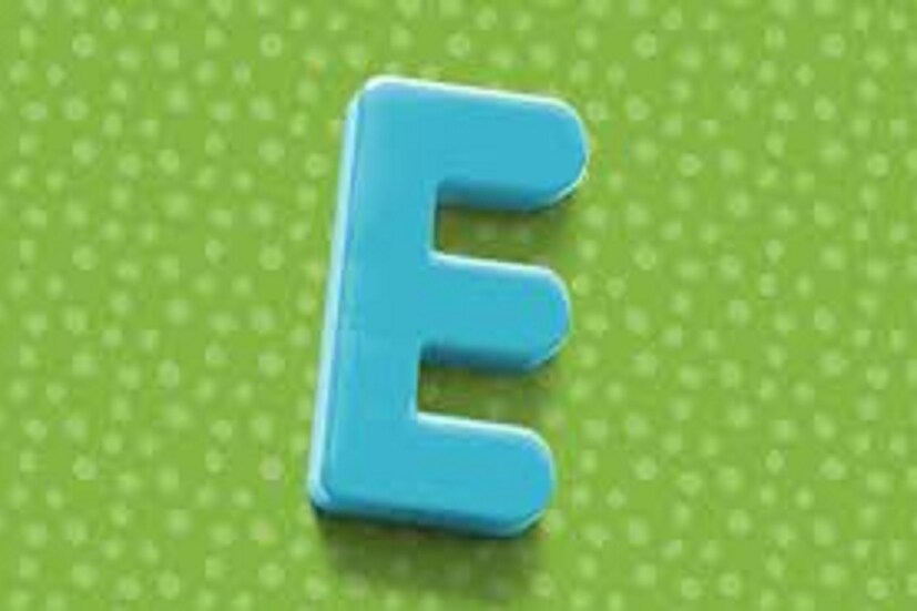 নামের আদ্যক্ষরে ‘E’ থাকা মানুষগুলি সাধারণত নিজেদের কাজ, শখ এবং সম্পর্কের প্রতি প্রচণ্ড অনুরাগী হয়ে থাকেন। এমনকী এঁরা প্রচণ্ড উদ্যমীও হয়ে থাকেন। আত্মবিশ্বাসী প্রকৃতির মানুষগুলি অন্যদেরও অনুপ্রেরণা হয়ে উঠতে পারে। এঁরা সাধারণত সহানুভূতিশীল, বহির্মুখী স্বভাবের, আবেগপ্রবণ-সংবেদনশীল, অনন্য প্রতিভার অধিকারী হন। 