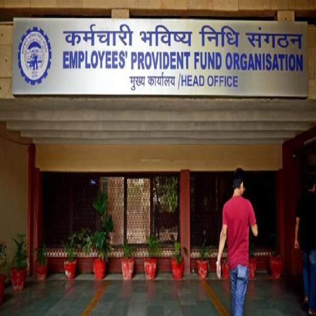 পেনশন স্টেটাস দেখার পদ্ধতি: প্রথম ধাপ - www.epfindia.gov.in-এ লগ ইন করতে হবে। দ্বিতীয় ধাপ – ক্লিক করতে হবে পেনশনার পোর্টালে। তৃতীয় ধাপ – সেখান থেকে ‘ওয়েলকাম টু পেনশনার্স পোর্টাল’-এ পাঠানো হবে। চতুর্থ ধাপ – এবার পৃষ্ঠার ডানদিকে ‘নো ইয়োর পেনশন স্টেটাস’-এ ক্লিক করতে হবে। পঞ্চম ধাপ – অফিস, অফিস আইডি, পিপিও নম্বর দিয়ে ‘পেনশন স্টেটাস’-এ ক্লিক করলেই জানা যাবে পেনশনভোগীর পেনশনের বর্তমান অবস্থা।