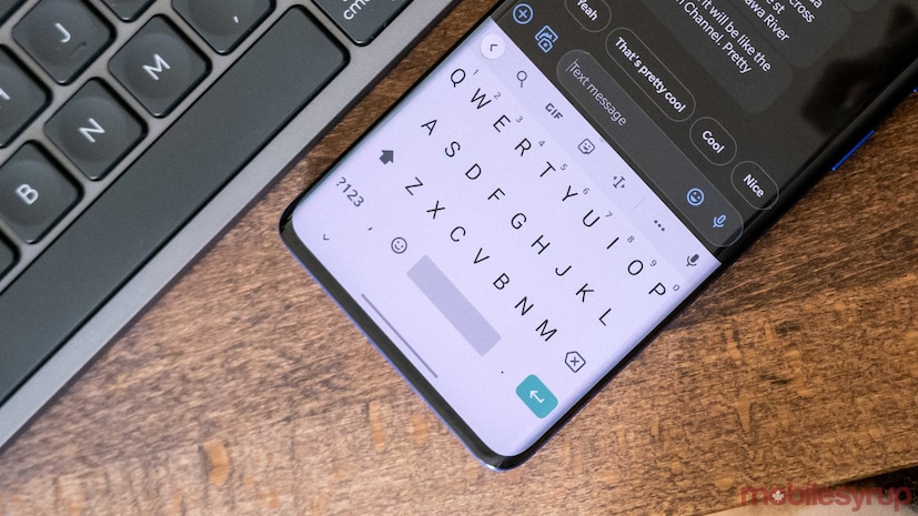 এখন বেশিরভাগ অ্যান্ড্রয়েড ফোনেই Google Gboard-থাকে। কিছু কিছু ক্ষেত্রে একে ডিফল্ট করে নিতে হয়। যাঁদের ফোনে এই কি-বোর্ড দু’টি আগে থেকেই নেই, তাঁরা ডাউনলোড করে নিতে পারেন।