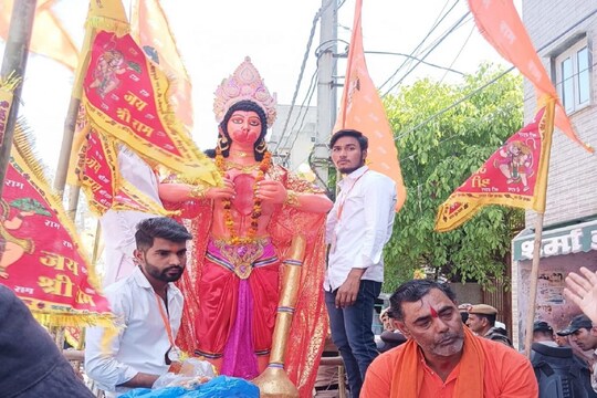 কোনও ছবিতে পর্বতোত্তোলন, তো কোনওটায় আবার ভগবান শ্রীরামের ভক্ত; জানেন কি হনুমানজির বিভিন্ন ছবির তাৎপর্য?