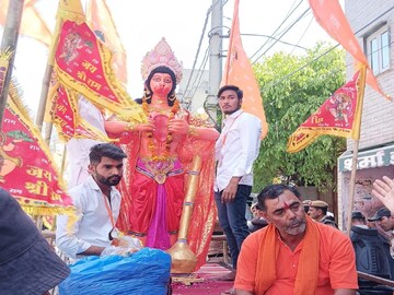 কোনও ছবিতে পর্বতোত্তোলন, তো কোনওটায় আবার ভগবান শ্রীরামের ভক্ত; জানেন কি হনুমানজির বিভিন্ন ছবির তাৎপর্য?
