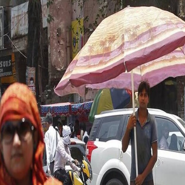 এই প্রচন্ড দাবদাহের হাত থেকে কবে রেহাই পাবে সাধারণ মানুষ? আর বৃষ্টিই বা কবে আসবে? থেকে যাচ্ছে প্রশ্ন। এদিন সর্বনিম্ন তাপমাত্রা অন্যান্য দিনের থেকে একটু কম থাকায় সকাল থেকে মনোরম আবহাওয়া অনুভূত হয়। তবে বেলা বাড়তেই পাল্টে যাবে সমীকরণ। প্রখর দাবদাহে পুড়বে বাঁকুড়ার রাঙ্গামাটি , তার সঙ্গে প্রাণ ওষ্ঠাগত করতে আছেই তাপপ্রবাহ।