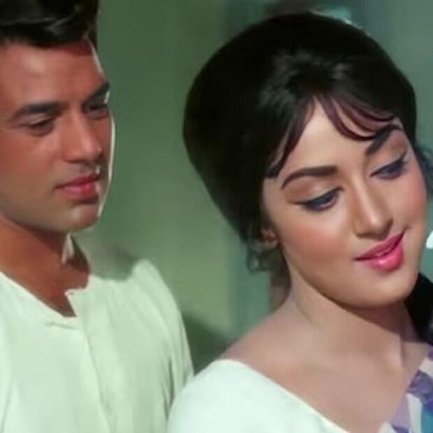  এহেন রূপের জাদুতে না মজে কেউ কি থাকতে পারে? আজ সেই গল্পই শোনা যাক। ষাট-সত্তরের দশক। হেমা মালিনীর কেরিয়ার তখন তুঙ্গে। সেই সাফল্যের শিখরে থাকাকালীনই হেমার ভক্তরা তো বটেই, সেই সঙ্গে সহ-অভিনেতারাও তাঁর জন্য পাগল ছিলেন। আর তার বড় প্রমাণ হলেন ধর্মেন্দ্রই! বিবাহিত হওয়া সত্ত্বেও ধর্মেন্দ্র হেমার প্রেমে পড়ে গিয়েছিলেন। 