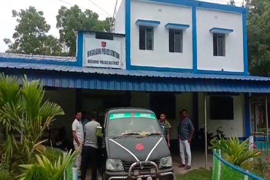 হিঙ্গলগঞ্জে ধৃত বাংলাদেশী৷