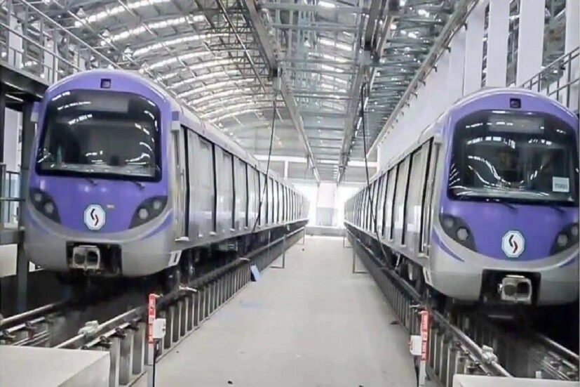 তবে মেট্রো কর্তৃপক্ষের তরফে স্পষ্ট ভাবে জানিয়ে দেওয়া হয়েছে, এখনই নতুন পথে পরীক্ষামূলক ভাবে ছুটবে না মেট্রো। বরং নানা ভাবে পরীক্ষানিরীক্ষার পরই বাণিজ্যিক ভাবে যাত্রীদের জন্য খুলে দেওয়া হবে হাওড়া ময়দানগামী মেট্রোর দরজা। 