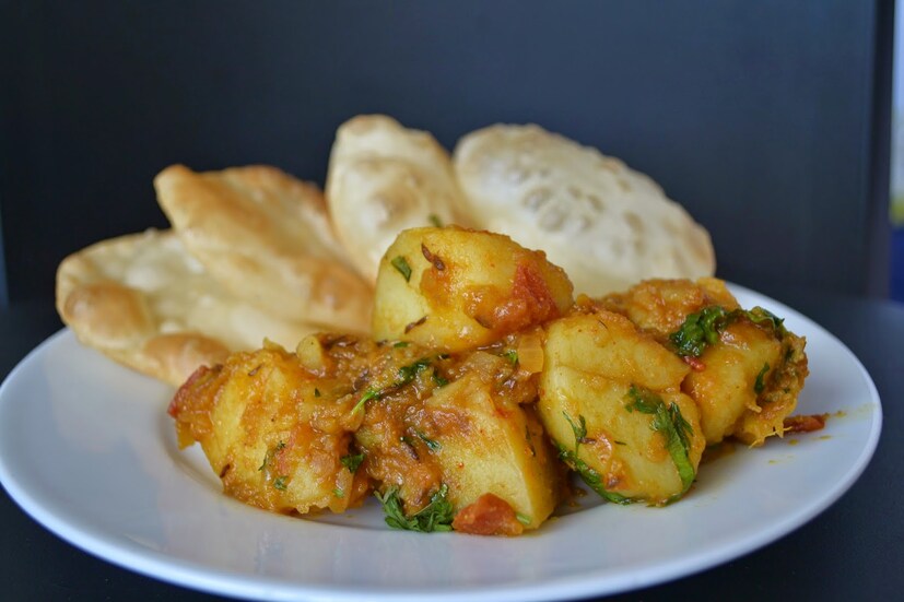 লুচি-র নামকরণ নিয়ে নানা মুণির নানা মত। অনেকের মত,  লুচি সংস্কৃত শব্দ 'লোচক' থেকে এসেছে, যার অর্থ 'চোখের মনি'। আসলে লুচি যেহেতু চোখের মনির মত গোল, তাই এহেন নামকরণ।