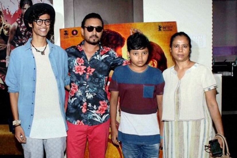 ৩ বছর হয়ে গেল ইরফান নেই৷ ক্যানসারের সঙ্গে ইরফানের দীর্ঘ লড়াই থেমে যায় এদিন। দুই ছেলে বাবিল, অয়ন এবং স্ত্রী সুতপা সিকদারকে শোকস্তব্ধ করে চলে যান ‘মকবুল’।
