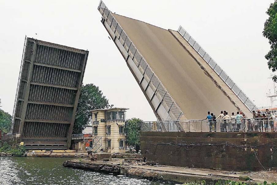  দেশের সবচেয়ে পুরনো বন্দর খিদিরপুর। দেশের একমাত্র নদী বন্দরও। নিউ ইয়র্কের মেট্রোপলিটান মিউজিয়াম (এমইটি)-এর এশিয়ার প্রতিনিধিত্ব করে খিদিরপুর বন্দর।