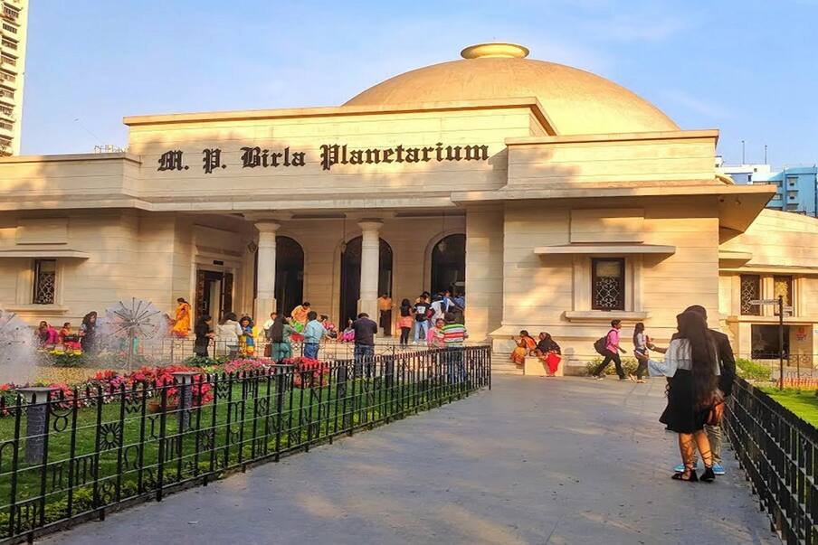  এশিয়ার সবচেয়ে বড় বিড়লা প্ল্যানেটেরিয়াম এই শহরেই অবস্থিত। বিশ্বের দ্বিতীয় বৃহত্তম প্ল্যানেটেরিয়াম এটি। কলকাতা ভারতের একমাত্র শহর যেখানে হাতে-টানা রিক্সা রয়েছে, এখনও।