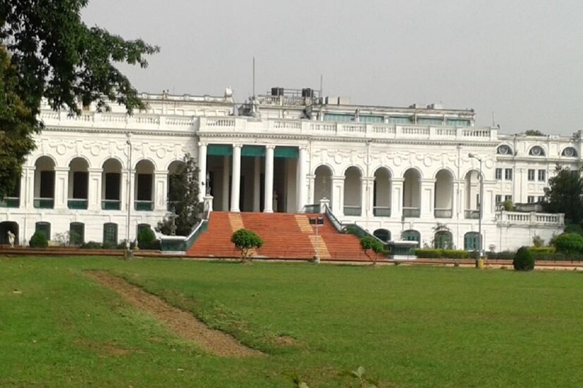  দেশের সবচেয়ে বড় লাইব্রেরি কলকাতাতেই, ন্যাশনাল লাইব্রেরি। পৃথিবীর প্রাচীন পোলো ক্লাব কলকাতায় অবস্থিত, ক্যালকাটা পোলো ক্লাব। গ্রেট ব্রিটেনের বাইরে প্রথম কলকাতায় স্থাপিত হয় গল্ফ ক্লাব, ‘দ্যা রয়্যাল ক্যালকাটা গল্ফ ক্লাব’।