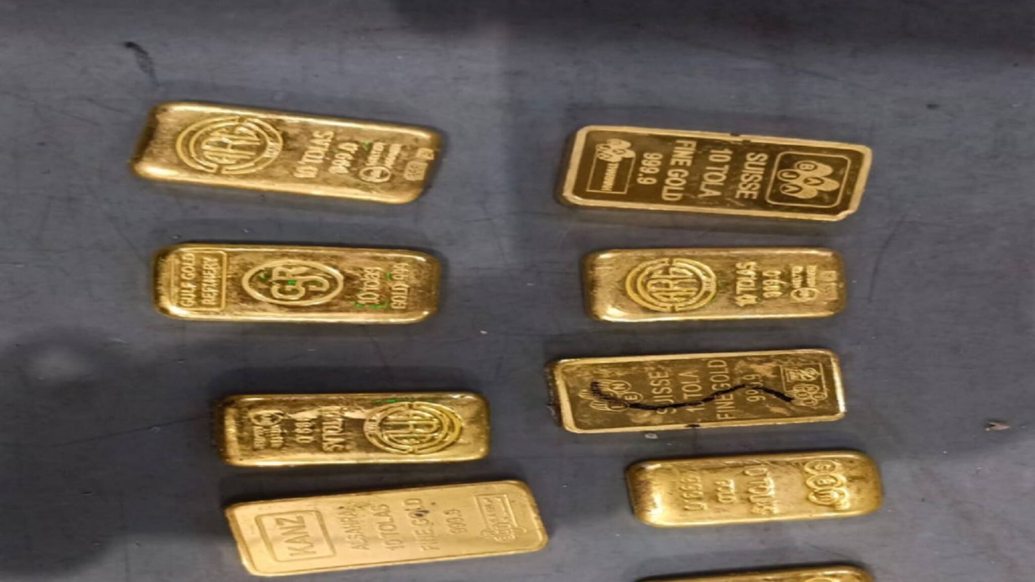 Kolkata Airport: জুতোর মধ্যে মিলল ৭১ লক্ষ টাকার সোনা ! কলকাতা বিমানবন্দরে গ্রেফতার যাত্রী