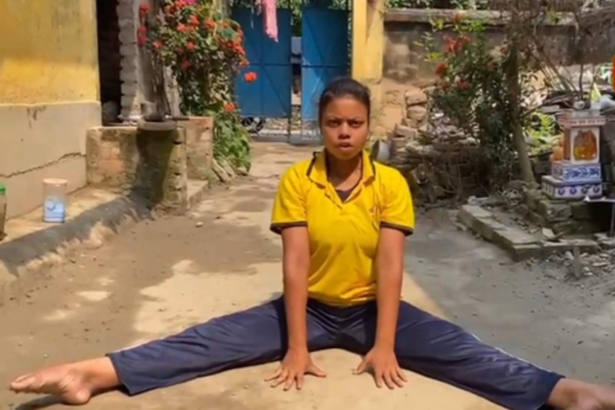 দীপার পথে লাবনী, জয়নগরের কিশোরী সাড়া ফেলল জিমন্যাস্টিকে