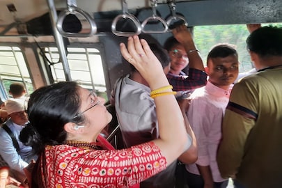 লোকাল ট্রেনে লকেট