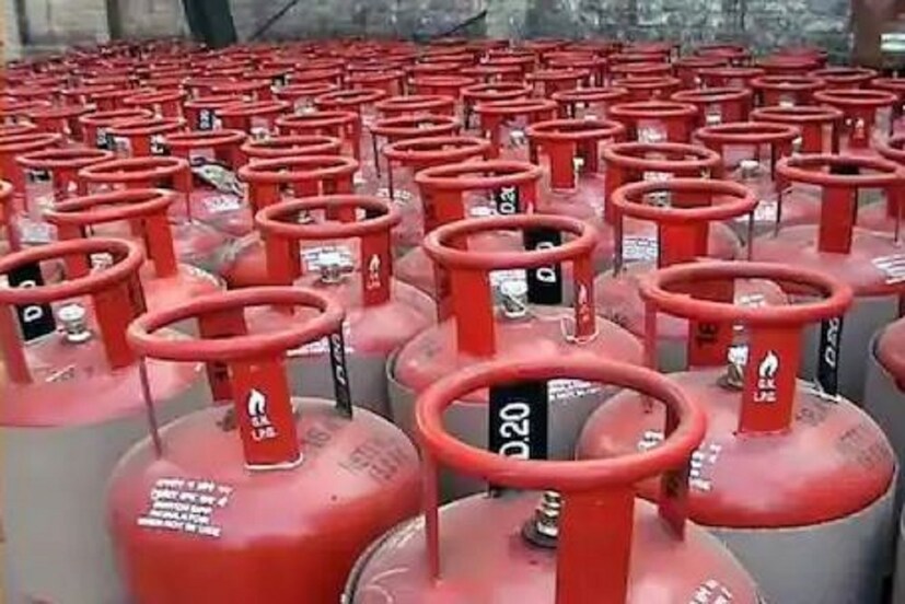 নয়াদিল্লি : গরিব মানুষদের জন্য দারুণ সুখবর৷  দারিদ্র্য সীমার নিচের পরিবার (BPL) এবং উজ্জ্বলা প্রকল্পের আওতায় থাকা মহিলাদের ‘আচ্ছে দিন’ এল৷  এখন ৫০০ টাকায় এলপিজি সিলিন্ডার পাবেন, মুখ্যমন্ত্রী অশোক গেহলট ৭৫০ কোটি টাকার আর্থিক প্রস্তাব অনুমোদন করেছেন, এটি রাজস্থান সরকারের একটি একটি সরকারি বিবৃতিতে জানানো হয়েছে৷