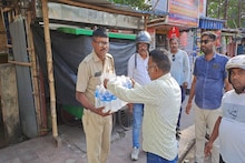 ঘুরে ঘুরে ট্রাফিক পুলিশদের জল খাওয়ালেন কাউন্সিলর!