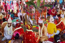 আদিবাসীদের এই পবিত্র উৎসবে বসে গণবিবাহের আসর