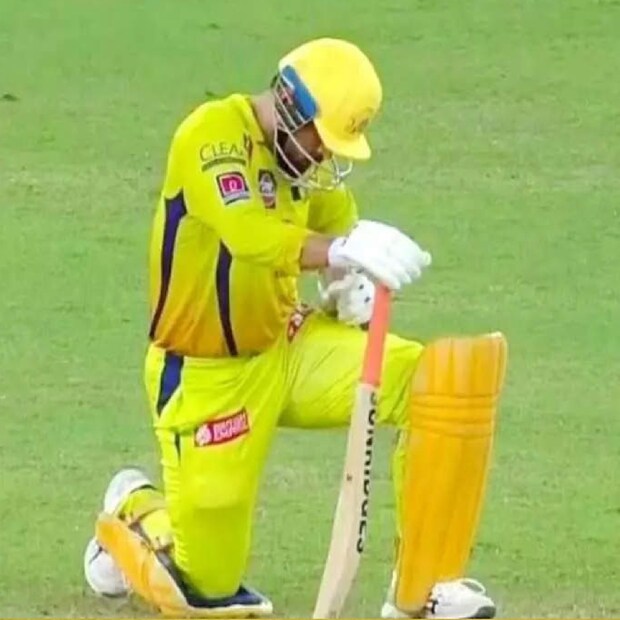 সিএসকের পঞ্চম ট্রফি জয় ধোনির কাছেও স্পেশাল। এই আনন্দের মুহূর্ত আরও বেশি করে উপভোগ করতে চান মাহিও। কিন্তু সামনের সময় হয়তো খুব একটা ভালো আসছে না ধোনির জন্য। কারণ অবশ্যউ তাঁর হাঁটুর চোট।