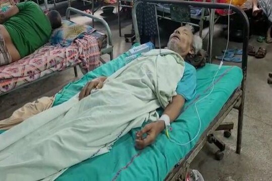 হাসপাতালে চিকিৎসাধীন বৃদ্ধ৷