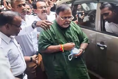পার্থ চট্টোপাধ্যায়ের মন্তব্যে শোরগোল