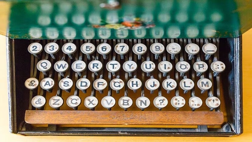 QWERTY কি-বোর্ডর উদ্ভাবন হয়েছিল ১৮৭৩ সালে। এর জনক বলা যায় ক্রিস্টোফার ল্যাথাম শোলসকে। এই লেআউটটি মূলত যান্ত্রিক টাইপরাইটারদের জন্য ডিজাইন করা হয়েছিল এবং টাইপিং গতি কমিয়ে জ্যামিং প্রতিরোধ করাই ছিল এর উদ্দেশ্যে।