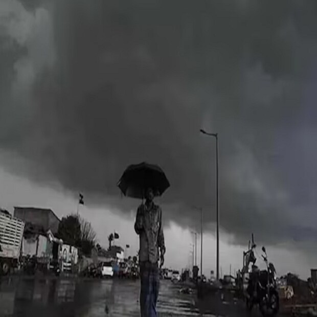 আজ সকালে কলকাতার সর্বনিম্ন তাপমাত্রা ২৬.৫ ডিগ্রি সেলসিয়াস। যা স্বাভাবিক তাপমাত্রা।  গতকাল বিকেলে সর্বোচ্চ তাপমাত্রা নেমে দাঁড়িয়েছে ৩৮ ডিগ্রি সেলসিয়াসে। যা স্বাভাবিকের তুলনায় মাত্র দুই ডিগ্রি সেলসিয়াস বেশি। গত ২৪ ঘন্টায় বাতাসে জলীয় বাষ্পের পরিমাণ ছিল ২৯ থেকে ৭৯ শতাংশ। আগামী ২৪ ঘণ্টায় কলকাতা শহরে তাপমাত্রা থাকবে ২৮ থেকে ৩৮ ডিগ্রি সেলসিয়াসের মধ্যে।