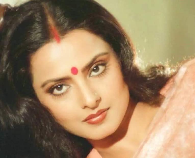  সম্প্রতি রেখার সঙ্গে তার সেক্রেটারি ফরজানার সম্পর্ক নিয়ে নানা জল্পনা শুরু হয়েছে সংবাদমাধ্যমে৷ ২০১৬ সালে প্রকাশিত ইয়াসের উসমানের লেখা রেখার আত্মজীবনী 'দ্য আনটোল্ড স্টোরি'-তেই নায়িকার জীবনের অজানা তথ্য উঠে এসেছে৷