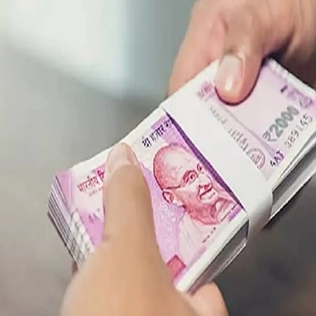 ১ লাখ টাকা বেড়ে ১০ কোটি: যদি একজন বিনিয়োগকারী ২১ বছর আগে বাজাজ ফিনান্স শেয়ারে ১ লক্ষ টাকা বিনিয়োগ করে থাকেন এবং সেই বিনিয়োগ বজায় রাখেন, তিনি এখন কোটিপতি৷ তাঁর ১ লাখ টাকা এখন বেড়ে ১০৮,৫৭৩,৯১৩ টাকা হয়েছে। একইভাবে, যদি কোনও বিনিয়োগকারী ১০ বছর আগে এই শেয়ারে ১ লক্ষ টাকা বিনিয়োগ করে থাকেন, তবে আজ তিনি ৪,৯৫৪,৭৬১ টাকার মালিক।