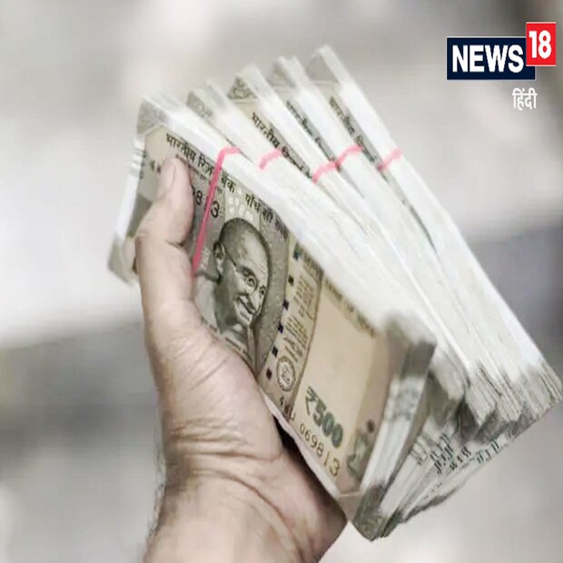 বিনিয়োগ করতে ভুললে চলবে না: এর বাইরে বাকি টাকা বিনিয়োগ করতে হবে। সেটা স্টক, বন্ড বা মিউচুয়াল ফান্ড হতে পারে। বিনিয়োগ মানেই টাকা বৃদ্ধি পাবে। তাতে বিনিয়োগকারী আর্থিক লক্ষ্যের কাছাকাছি পৌঁছবেন।