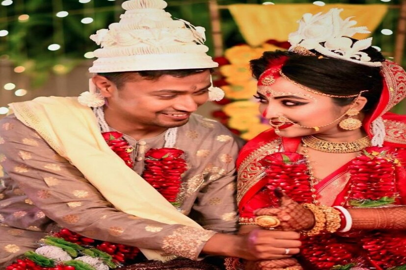 তবে অনেকে সারাজীবন একা থাকার সিদ্ধান্ত নেন। বিয়ের সঠিক বয়স নিয়ে কেমন পরিস্থিতি সামলাতে হয় সব নারী-পুরুষকে, এসব খতিয়ে দেখতে হার্ভার্ড বিশ্ববিদ্যালয় এক গবেষণা করেছে। প্রতীকী ছবি।