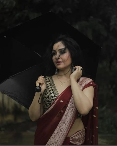 তবে ১৮ বছরের সম্পর্ক ভেঙে যাওয়ার খবর প্রকাশ্যে আসার পরেই ইনস্টাগ্রামে একটি কালো শাড়ি পরা ছবি পোস্ট করেছিলেন শুভাঙ্গী। কালো শাড়ির সঙ্গে স্লিভলেস ব্লাউজ আর খোলা চুলে রজনীগন্ধা হাতে ক্যামেরাবন্দি হয়েছেন শুভাঙ্গী। বোল্ড অবতার হলেও তাঁর ঠোঁটের কোণে লেগে থাকা চিলতে হাসিই বুঝিয়ে দেয় যে, হাসিমুখেই ভবিষ্যতের মুখোমুখি চান তিনি। 