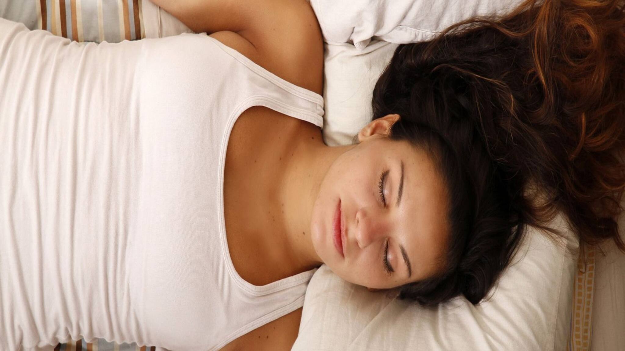 বিছানায় শুয়ে এলিয়ে পড়েন..? 'স্নান করলেই' ঘুমে চোখ জুড়িয়ে আসে? জানেন এর ফল কী হয়!