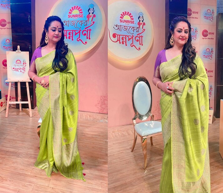 *প্রসঙ্গত, ফের টিভির পর্দায় ফিরছেন সুদীপা চট্টোপাধ্যায়। জি বাংলার একটি রান্নার অনুষ্ঠানে সঞ্চালিকা হিসেবে ফিরছেন তিনি বেশ কয়েকমাস পরে। অনুষ্ঠানের নাম 'আজকের অন্নপূর্ণা'। সেই শুটিং ফ্লোরের ছবি সম্প্রতি শেয়ার করেছেন তিনি। ছবিঃ সোশ্যাল মিডিয়া।