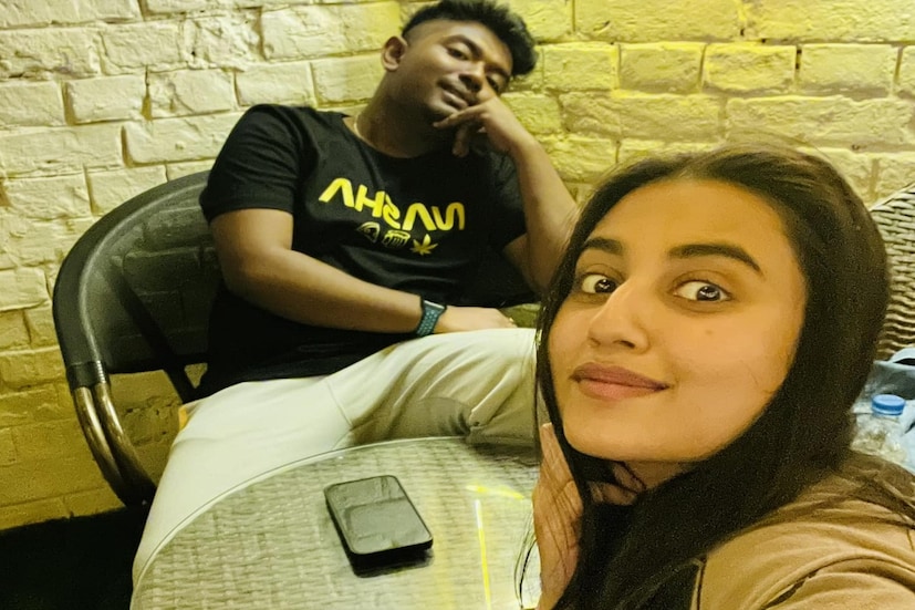 *সম্প্রতি এ বিষয়ে প্রশ্ন করা হলে বিরক্ত স্বস্তিকা দত্ত বাংলার প্রথম সারির একটি সংবাদমাধ্যমকে সাফ জানান, 'আমি এ বিষয়ে কিছুই বলতে চাই না। এটা আমাদের ব্যক্তিগত বিষয়। এখানে কোনও তৃতীয়, চতুর্থ, পঞ্চম ব্যক্তি নেই। আমরা একসঙ্গে আছি কি নেই, তা নিয়ে কিছু বলতে চাই না।' ছবিঃ ফেসবুক।  