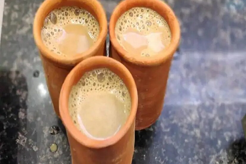 দুধ চা খেলে অনেকেরই অ্যাসিডিটি বেশি হয়। মাটির তৈরি ভাঁড়ে অ্যালকালাইন থাকে। ফলে তাতে চা খেলে অ্যাসিডিটির সম্ভাবনা খুব বেশি থাকে না। এই কারণে যাঁদের হজমের সমস্যা রয়েছে, তাঁদের অনেক সময় মাটির গ্লাসে জল খাওয়ার পরামর্শও দেওয়া হয়।