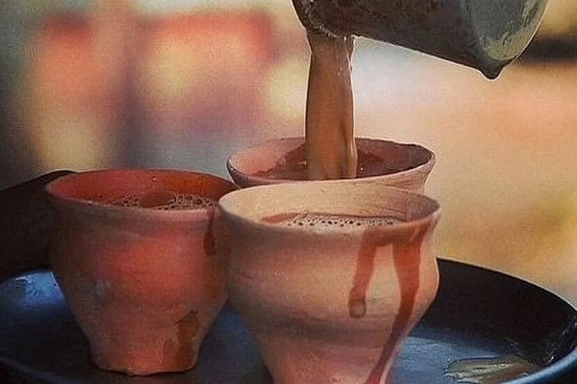 এছাড়াও পোড়া মাটির ছোট পাত্রটিতে গরম চা ঢাললে এক ধরনের সুবাস বেরোতে থাকে। কাচ বা চিনেমাটির পাত্রে তা হয় না। এই গন্ধই চা পানের আনন্দ আরও বাড়িয়ে দেয়।