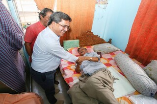 দেখতে গেলেন মানিক সাহা