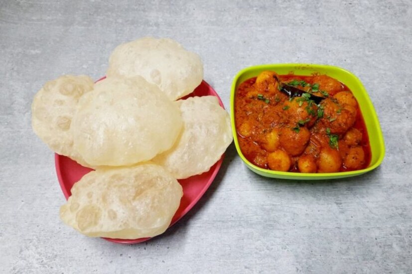 ভারতে প্রথম লুচির খোঁজ পাওয়া যায় পাল যুগে। সেইসময়কার বিখ্যাত চিকিৎসক চক্রপাণি দত্তের লেখা 'দ্রব্যগুন' গ্রন্হে তিনি প্রথম লুচির তিনপ্রকারের কথা উল্লেখ করেছিলেন। সেগুলো হ'ল- খাস্তা, সাপ্তা ও পুরি। বেশি ময়ান দিয়ে তৈরি লুচি হল খাস্তা লুচি। ময়ান ছাড়া ময়দা দিয়ে তৈরি লুচি ছিল সাপ্তা লুচি। আর ময়দার পরিবর্তে আটা দিয়ে যে লুচি তৈরি হত তা ছিল পুরি। পাল যুগের খাস্তা লুচিই বাঙালির কাছে লুচি হিসেবে খ্যাত।