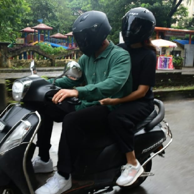 স্কুটারের প্রতি তাঁর একটা ভালবাসা রয়েছে। কয়েক মাস আগে দুম করে একদিন স্ত্রীকে নিয়ে স্কুটিতে করে শহর ঘুরতে বেরিয়ে পড়েছিলেন বিরাট কোহলি।